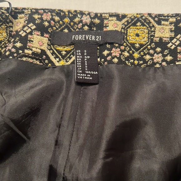 U12- Forever 21 Black Shorts High Waist Gold Metallic Stitch Side Zip Size Small - Picture 7 of 11